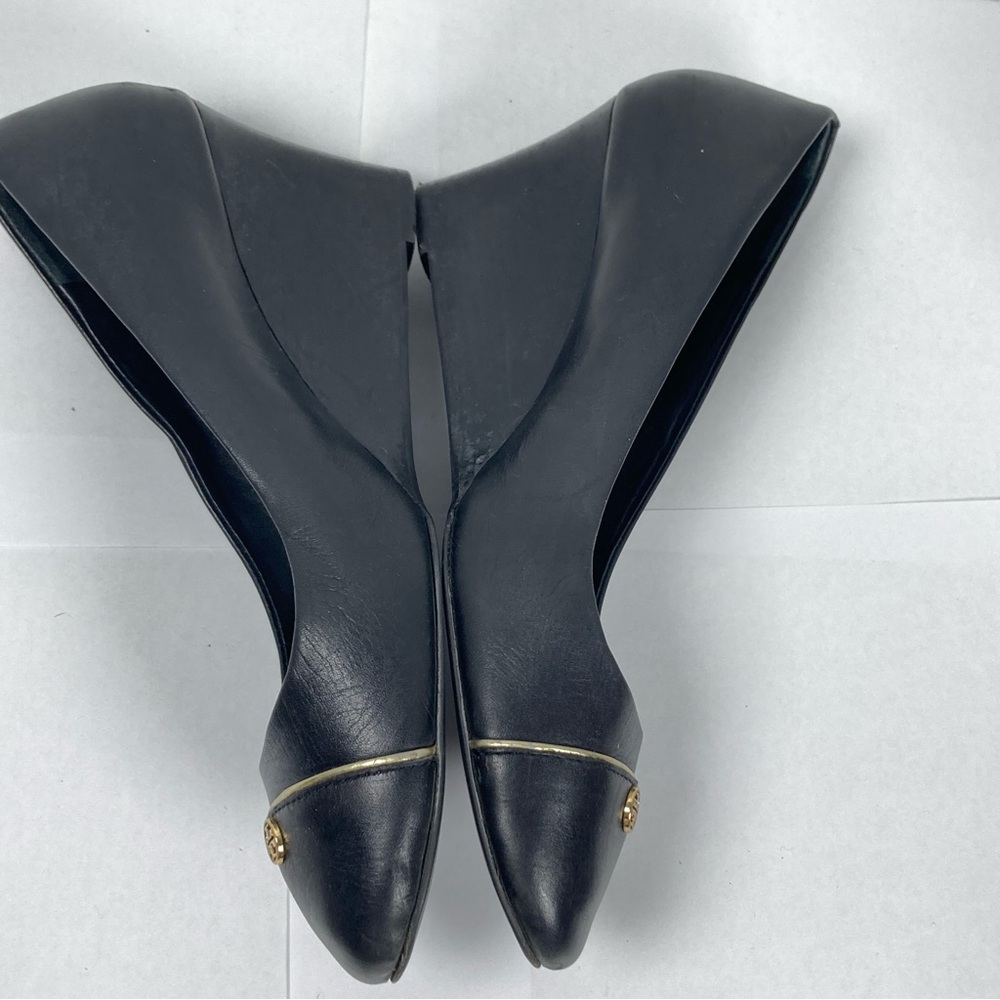 Tory Burch Women's Black Leather Cap Toe Wedge Pumps Gold Logo Tory Size 7.5M - Picture 9 of 11